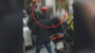 Άγριος καβγάς στην καρδιά της Αθήνας: Ταξιτζής και ντελιβεράς πιάστηκαν στα χέρια (ΒΙΝΤΕΟ)