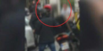 Άγριος καβγάς στην καρδιά της Αθήνας: Ταξιτζής και ντελιβεράς πιάστηκαν στα χέρια (ΒΙΝΤΕΟ)