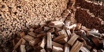 Ζεστασιά χωρίς κόστος: Ο Δήμος Αγίας Παρασκευής μοιράζει δωρεάν ξύλα για το τζάκι!