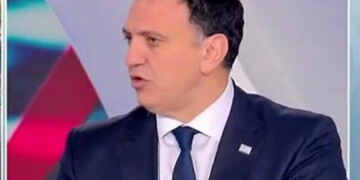 Τέμπη: Το «καρφί» Κικίλια στον Φλωρίδη για την αίθουσα και οι πιέσεις των συγγενών για παραιτήσεις