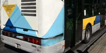 Τρόμος σε λεωφορείο στη Γλυφάδα: 24χρονος κάρφωσε στυλό στο μάτι επιβάτη