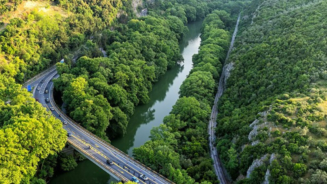 Θρίλερ στα Τρίκαλα: Εκπαιδευτικός βούτηξε στον Πηνειό - Η δραματική διάσωση μέσα στη νύχτα