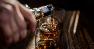 Gov.gr Wallet: Έτσι θα ελέγχεται η ηλικία για αλκοόλ και τσιγάρα – Ποιοι κινδυνεύουν με φυλάκιση