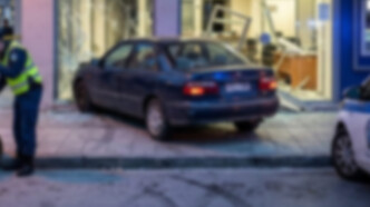 Θεσσαλονίκη: 80χρονος «μπούκαρε» με το αυτοκίνητο σε τράπεζα στη Θέρμη – Η απόγνωση πίσω από την επίθεση