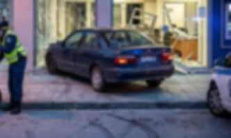 Θεσσαλονίκη: 80χρονος «μπούκαρε» με το αυτοκίνητο σε τράπεζα στη Θέρμη – Η απόγνωση πίσω από την επίθεση