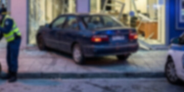 Θεσσαλονίκη: 80χρονος «μπούκαρε» με το αυτοκίνητο σε τράπεζα στη Θέρμη – Η απόγνωση πίσω από την επίθεση