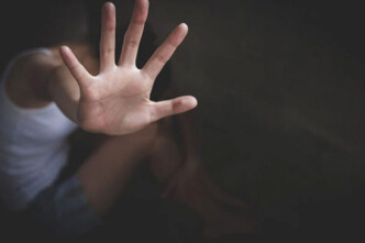 Σουηδία: Στη δικαιοσύνη 62χρονος που εξέδιδε τη σύζυγό του σε 120 άνδρες