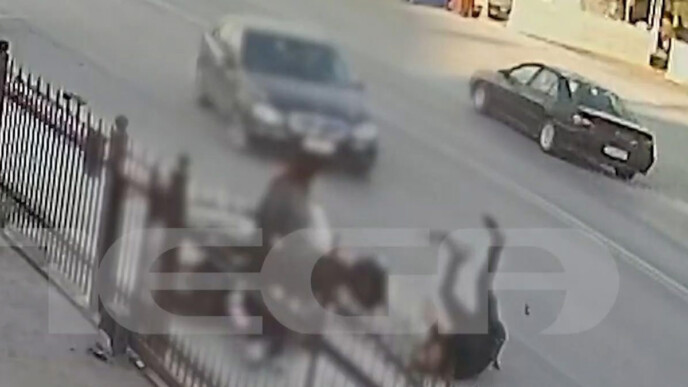 Σοκαριστικό βίντεο στην Ημαθία: Η στιγμή που μηχανή «εκτοξεύεται» πάνω σε ανυποψίαστη πεζή