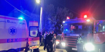 Σοκ στην Αρτέμιδα: Σοβαρό τροχαίο με δύο 19χρονους στη λεωφόρο Βραυρώνος – Καρφώθηκαν σε κολώνα της ΔΕΗ