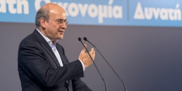 Ο Χατζηδάκης και ο ρόλος του «πυροσβέστη»