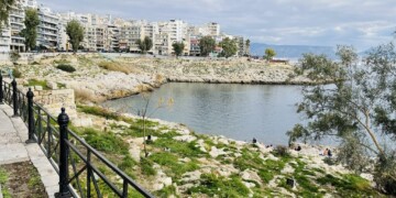 Συναγερμός στον Πειραιά: Αυτοκίνητο έπεσε στη θάλασσα στην Ακτή Ξαβέρη