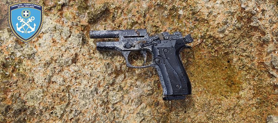 Βάρκιζα: Εντοπίστηκε οξειδωμένο πυροβόλο όπλο σε παραλία