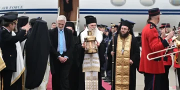 Το Άγιο Φως στην Ελλάδα: Ξεκίνησε η μεγάλη επιχείρηση διανομής