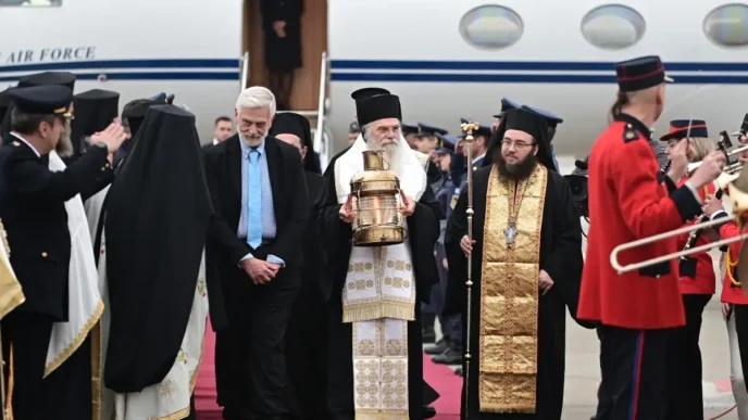 Το Άγιο Φως στην Ελλάδα: Ξεκίνησε η μεγάλη επιχείρηση διανομής