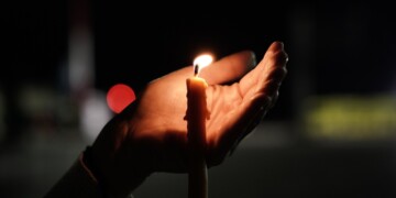 Με ειδικές πτήσεις το Άγιο Φως σε όλη την Ελλάδα – Δείτε τις ώρες άφιξης