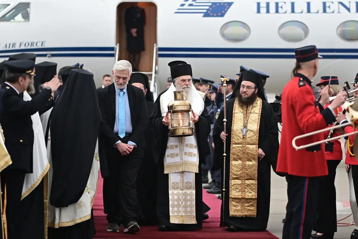 Το Άγιο Φως στην Ελλάδα: Ξεκίνησε η μεγάλη επιχείρηση διανομής