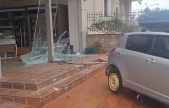 Αγρίνιο: Αυτοκίνητο εισέβαλε σε φούρνο επειδή λύθηκε το χειρόφρενο