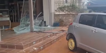 Αγρίνιο: Αυτοκίνητο εισέβαλε σε φούρνο επειδή λύθηκε το χειρόφρενο