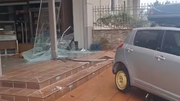 Αγρίνιο: Αυτοκίνητο εισέβαλε σε φούρνο επειδή λύθηκε το χειρόφρενο