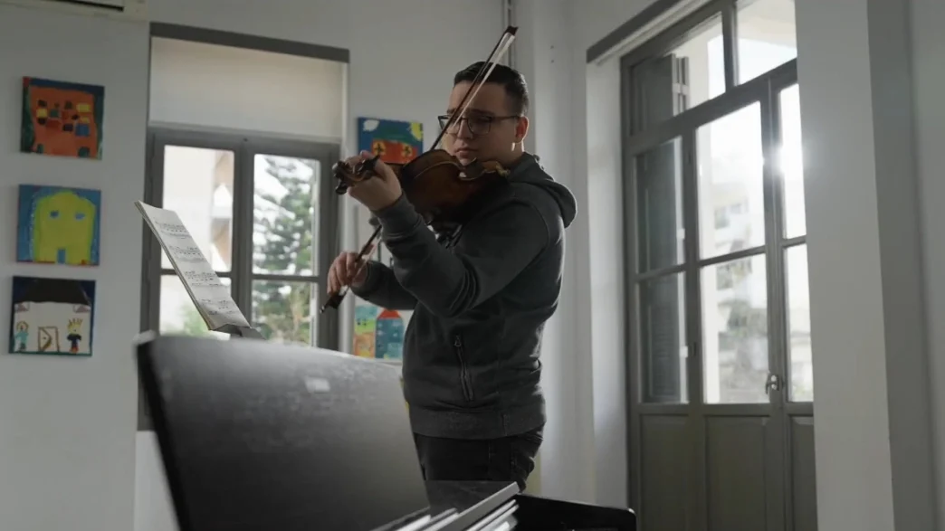 Από το Μοσχάτο στη σκηνή: Η ιστορία του 17χρονου βιολιστή Θωμά