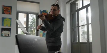 Από το Μοσχάτο στη σκηνή: Η ιστορία του 17χρονου βιολιστή Θωμά