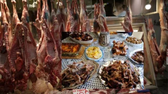 Πάσχα 2026: Το ωράριο των καταστημάτων και το κόστος του τραπεζιού