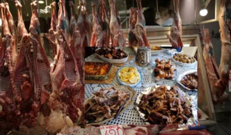 Πάσχα 2026: Το ωράριο των καταστημάτων και το κόστος του τραπεζιού