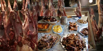 Πάσχα 2026: Το ωράριο των καταστημάτων και το κόστος του τραπεζιού