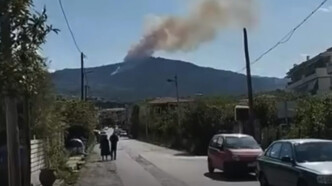 Πυρκαγιά στην Ακράτα: Μήνυμα του 112 για απομάκρυνση κατοίκων