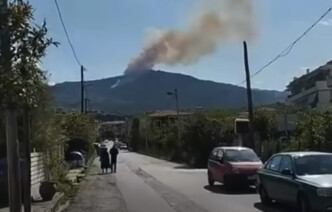 Πυρκαγιά στην Ακράτα: Μήνυμα του 112 για απομάκρυνση κατοίκων