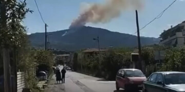 Πυρκαγιά στην Ακράτα: Μήνυμα του 112 για απομάκρυνση κατοίκων