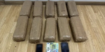 Στα χέρια της ΕΛΑΣ νεαροί διακινητές ναρκωτικών: Εκτελούσαν εντολές μέσα από τις φυλακές