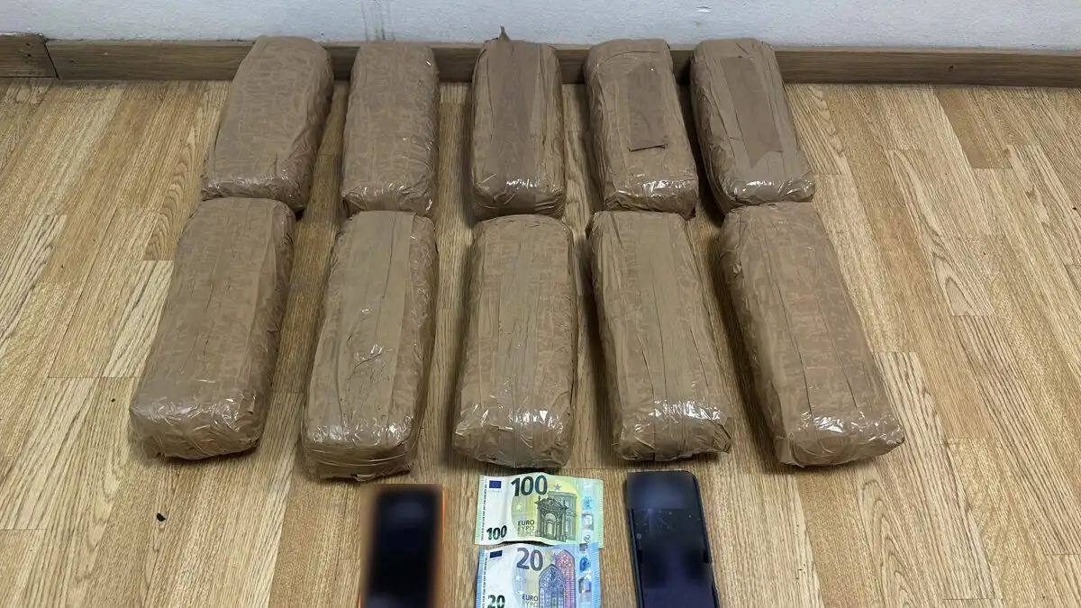 Στα χέρια της ΕΛΑΣ νεαροί διακινητές ναρκωτικών: Εκτελούσαν εντολές μέσα από τις φυλακές