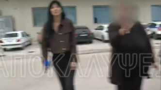 Κεφαλονιά: Επίθεση της μητέρας του 26χρονου σε τηλεοπτικό συνεργείο, «Κλείστο γιατί θα στην σπάσω!»
