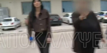 Κεφαλονιά: Επίθεση της μητέρας του 26χρονου σε τηλεοπτικό συνεργείο, «Κλείστο γιατί θα στην σπάσω!»