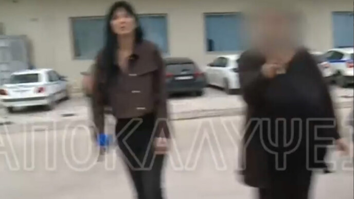 Κεφαλονιά: Επίθεση της μητέρας του 26χρονου σε τηλεοπτικό συνεργείο, «Κλείστο γιατί θα στην σπάσω!»