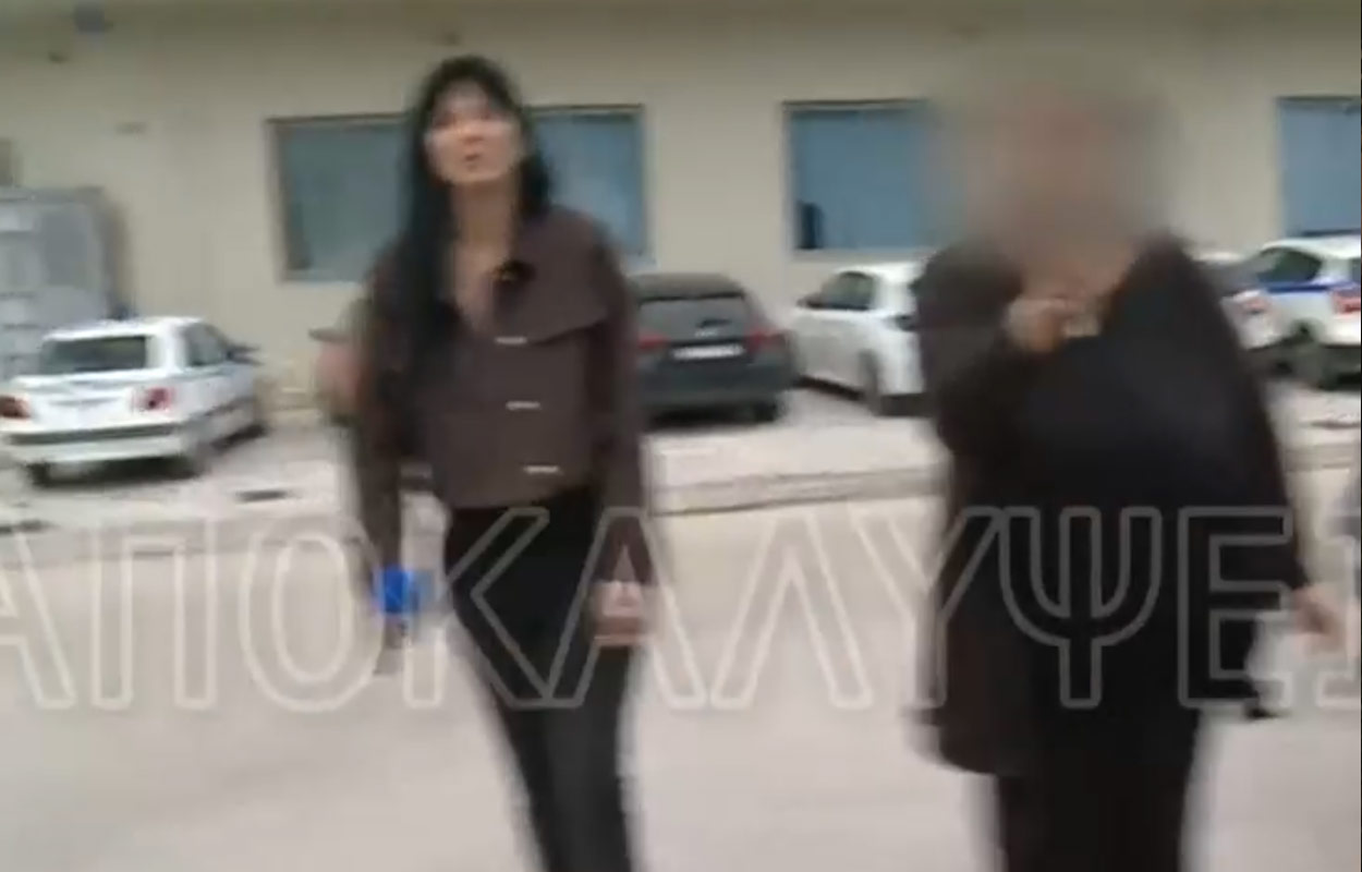 Κεφαλονιά: Επίθεση της μητέρας του 26χρονου σε τηλεοπτικό συνεργείο, «Κλείστο γιατί θα στην σπάσω!»