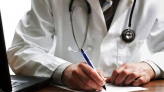 Σύλληψη 51χρονου γιατρού στην Ομόνοια για παράνομες συνταγές