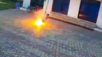 Ινδία: Άνδρας έχασε τη ζωή του από ηλεκτροπληξία ενώ έδιωχνε μαϊμού