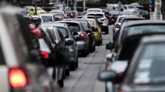 Τροχαίο με φορτηγό στη Λεωφόρο Βουλιαγμένης - Ανατράπηκε στο ύψος του Ελληνικού