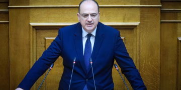 Μακάριος Λαζαρίδης: Γιατί ΠΑΣΟΚ και ΣΥΡΙΖΑ ζητούν την αποπομπή του από την κυβέρνηση