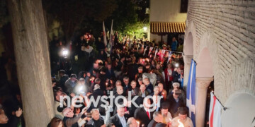 Στο Μετόχι του Παναγίου Τάφου στην Πλάκα έφτασε το Άγιο Φως