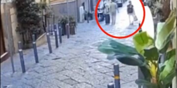 Ιταλία: Ανήλικος πέταξε άγαλμα από μπαλκόνι και σκότωσε 30χρονη στη Νάπολη