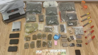 Στα χέρια της ΕΛΑΣ 27χρονος που παρέλαβε ταχυδρομικό δέμα με σχεδόν 2 κιλά κάνναβης