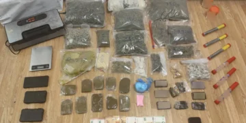 Στα χέρια της ΕΛΑΣ 27χρονος που παρέλαβε ταχυδρομικό δέμα με σχεδόν 2 κιλά κάνναβης