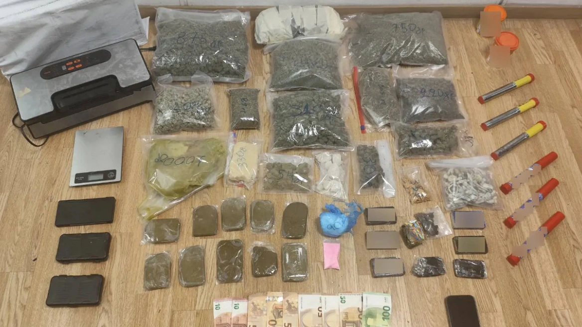 Στα χέρια της ΕΛΑΣ 27χρονος που παρέλαβε ταχυδρομικό δέμα με σχεδόν 2 κιλά κάνναβης