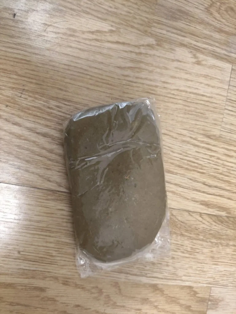 Στα χέρια της ΕΛΑΣ 27χρονος που παρέλαβε μέσω ταχυδρομείου σχεδόν 2 κιλά κάνναβης - newstok.gr