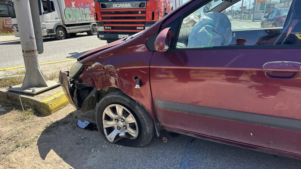 Σύγκρουση δύο οχημάτων στη Νέα Μάκρη με τέσσερις τραυματίες