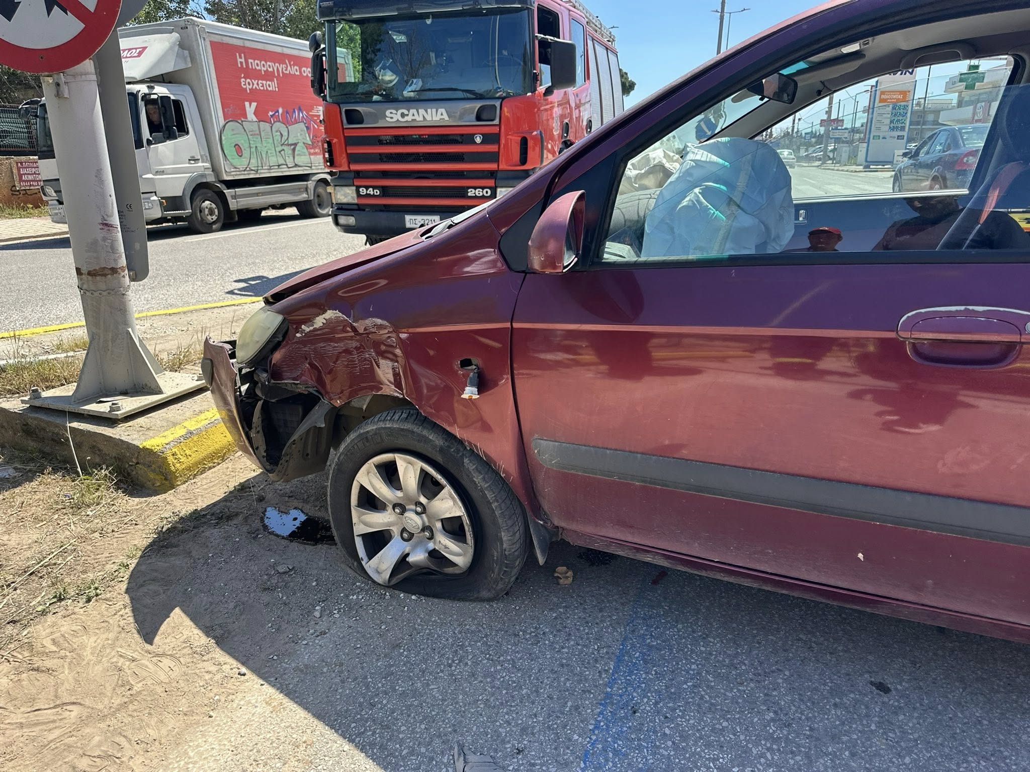 Σύγκρουση δύο οχημάτων στη Νέα Μάκρη με τέσσερις τραυματίες
