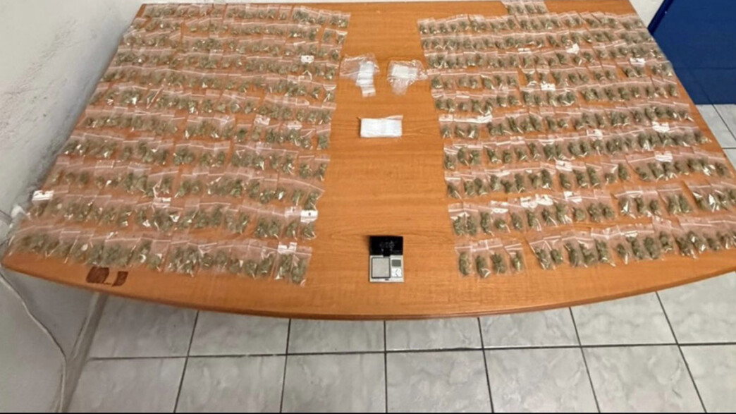 Αθήνα: Διακινητής έκρυβε δόσεις κάνναβης σε κρυφή θήκη θερμός